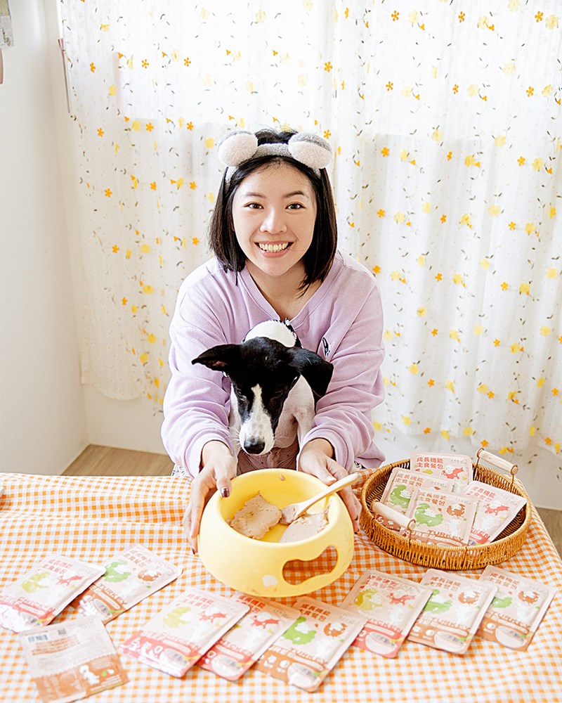 女人知己試用大隊,口碑行銷,部落客行銷,自然食 成長機能主食餐包,自然食,成長機能狗狗主食餐包,成長機能貓咪主食餐包,滿足毛孩最單純的幸福,人食等級食材,開封即食,綿密的肉泥狀質地,好吸收,無膠類,無色素,無防腐劑的添,維持腸道健康,添加DHA/靈芝多醣體,使用高優質蛋白,適口性佳,狗狗口味,犬用營養火雞,犬用嫩雞牛肉,貓咪口味,貓用營養嫩雞,貓用嫩雞鮪魚